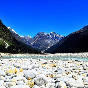 Gangtok - Yumthang - Lachen - Gurudongmar Lake - Baba Mandir